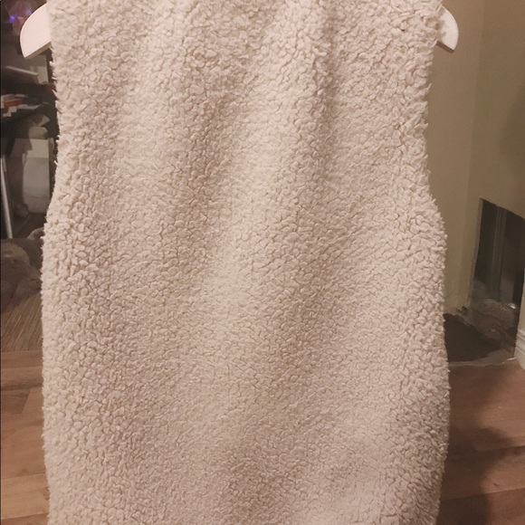 Aritzia Wilfred ‘Chatou’ Sherpa vest in ivory - Picture 3 of 5